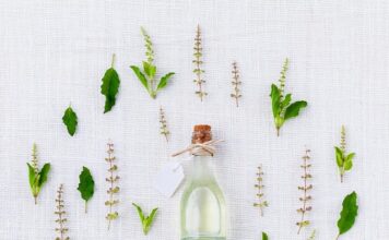 Czy można przelać perfumy do plastikowej butelki?