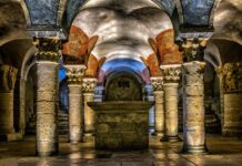 Co to jest komora dekompresyjna w kominku?