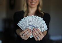 Ile trzeba zarabiać żeby kupić auto z salonu?