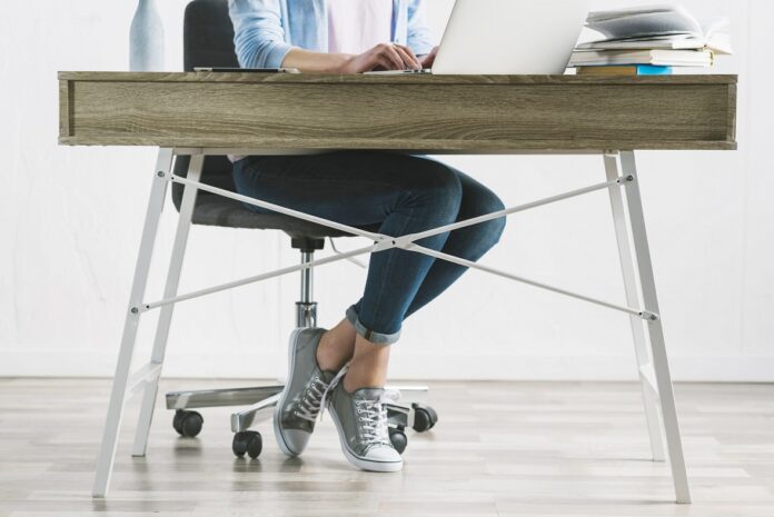 Podnóżek do biurka